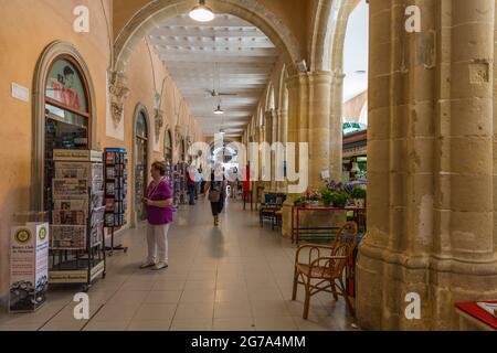 Chiostro con sale mercato, Claustre del Carme, ex chiesa carmelitana con complesso monastico, oggi sala mercato della città, Mahon, Maó, Minorca, Spagna, Europa Foto Stock