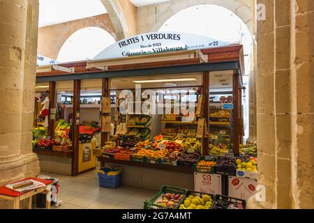 Chiostro con sale mercato, Claustre del Carme, ex chiesa carmelitana con complesso monastico, oggi sala mercato della città, Mahon, Maó, Minorca, Spagna, Europa Foto Stock