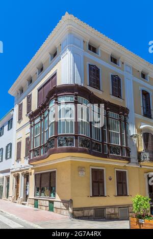 Casa Moncada con finestra tipica curva baia, Boinder, su Carrer Hannover, Mahon, Mao, Minorca, Spagna, Europa Foto Stock