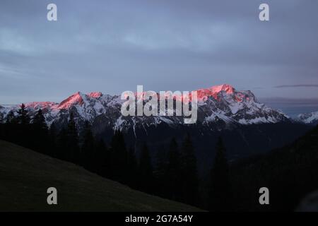 Escursione fino allo Steppergalm 1583 m, vicino a Garmisch, Alpi Ammergau, alta Baviera, Baviera, Germania, primavera, vista sui Monti Wetterstein, atmosfera, alba, Alpspitze a Zugspitze, panorama montano Foto Stock