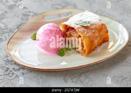 Pezzo di torta di mele servita con gelato Foto Stock