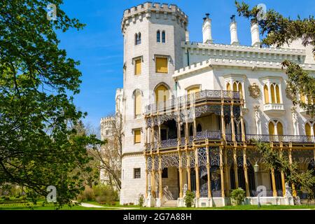 Vista panoramica del castello di Hluboka a Hluboka nad Vltavou, Repubblica Ceca Foto Stock