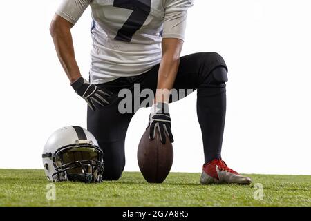 Immagine ritagliata del giocatore di calcio americano maschile, atleta che posa isolato su sfondo bianco studio. Concetto di sport professionale, campionato Foto Stock