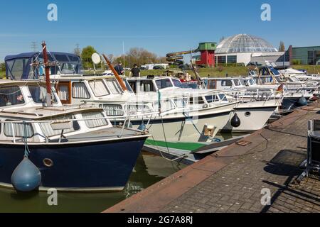 Germania, Oberhausen, Alt-Oberhausen, Oberhausen-Neue Mitte, zona della Ruhr, Reno inferiore, Renania settentrionale-Vestfalia, Renania settentrionale-Vestfalia, Heinz-Schleusser-Marina, porto di barche sportive sul canale Reno-Herne, barche a motore, dietro di esso l'Aquapark, piscina Foto Stock