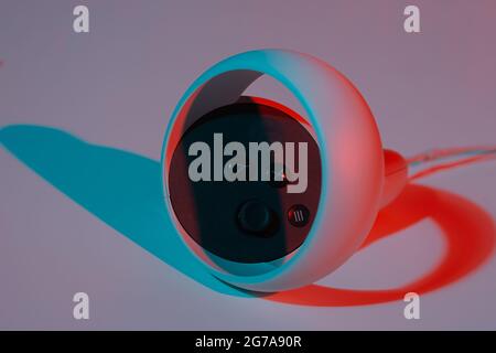 Controller di realtà virtuale per i videogame online e cloud su sfondo bianco con luce al neon. Realtà virtuale, futuro, gadget, concetto di tecnologia. Foto Stock