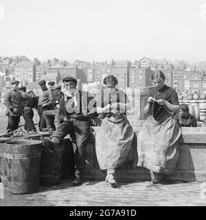 Herring Girls a Scarborough, Inghilterra, Regno Unito Foto Stock