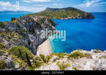 Foto aerea della bellissima e pittoresca costa rocciosa vicino al villaggio di Assos sull'isola Ionica di Cefalonia, Grecia Foto Stock