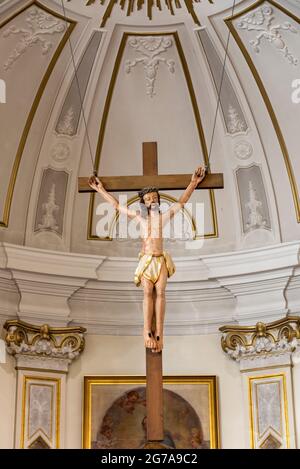 Germania, Sassonia-Anhalt, Halle, crocifisso, cappella neo-barocca del monastero, Ordine di Santa Elisabetta, altare Foto Stock