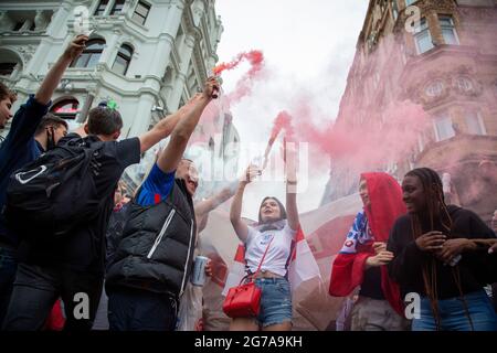 I tifosi inglesi che tengono il fumo svanisce davanti alla finale Euro 2020 Inghilterra contro Italia Foto Stock