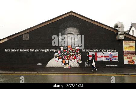 Messaggi di sostegno che sono stati posti sopra i rivestimenti del contenitore che sono stati registrati sopra la formulazione offensiva sul murale dell'attaccante del Manchester United e del giocatore dell'Inghilterra Marcus Rashford sul muro del caffè della casa su Copson Street, Withington, Che è apparso vandalizzato la mattina dopo che la squadra di calcio inglese ha perso la finale UEFA Euro 2021. Data immagine: Lunedì 12 luglio 2021. Foto Stock