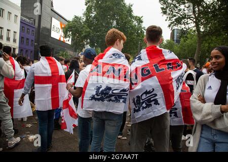 I tifosi inglesi si riuniscono su Leicester Square davanti alla finale Euro 2020 Inghilterra contro Italia. Foto Stock
