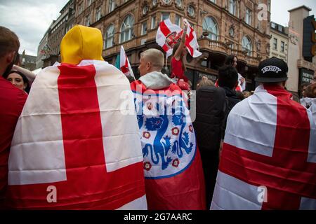 I tifosi inglesi si riuniscono su Leicester Square davanti alla finale Euro 2020 Inghilterra contro Italia. Foto Stock