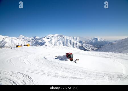 Sciare a Darbandsar in Iran. Sullo sfondo si può vedere il Damavand, la montagna più alta dell'Iran, nelle Albers Mountains. Foto Stock