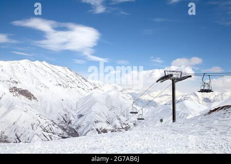 Sciare a Darbandsar in Iran. Sullo sfondo si può vedere il Damavand, la montagna più alta dell'Iran, nelle Albers Mountains. Foto Stock