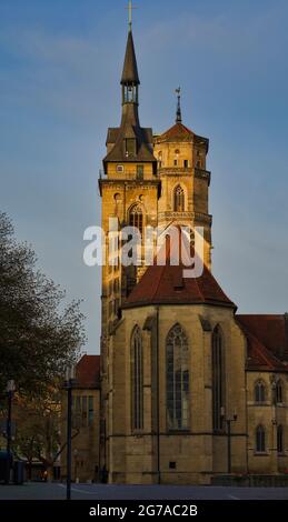 Torre ottagonale sud (destra) e torre ovest o torre principale (sinistra) della collegiata, Schillerplatz, Stoccarda, Baden-Württemberg, Germania Foto Stock