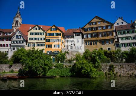 Vista sul Neckar verso la città vecchia, la chiesa collegiata di San Georg, Tuebingen, Baden-Wuerttemberg, Germania Foto Stock