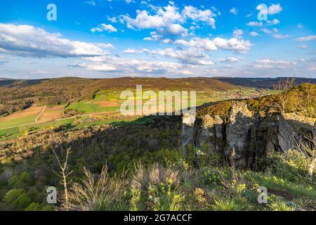 Vista da Walberla vicino a Ebermannstadt al momento della fioritura dei ciliegi nel pomeriggio, alta Franconia, Baviera, Germania Foto Stock