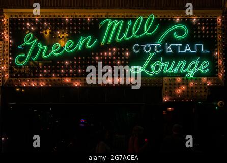 Chicago, Illinois, Stati Uniti - Luglio 25 2009: Green Mill cocktail Lounge e Jazz Club Neon Sing di notte. Foto Stock