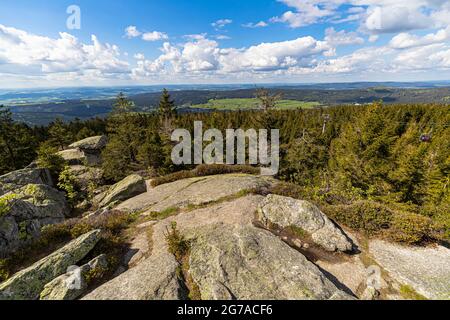 Vista da Ochsenkopf nel Fichtelgebirge ai boschi, alta Franconia, Baviera, Germania Foto Stock