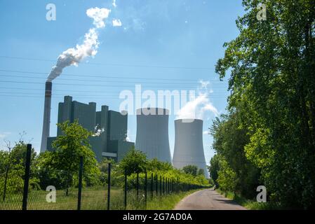 Germania, Sassonia-Anhalt, Schkopau, centrale a carbone marrone, torri di raffreddamento, camino per il fumo. Foto Stock