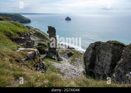 Vista dell'antica cava di ardesia di Lanterdan con un pinnacolo di ardesia conosciuto come "lo stack" e Gul Rock dal South West Coast Path vicino a Trebarwith. Foto Stock