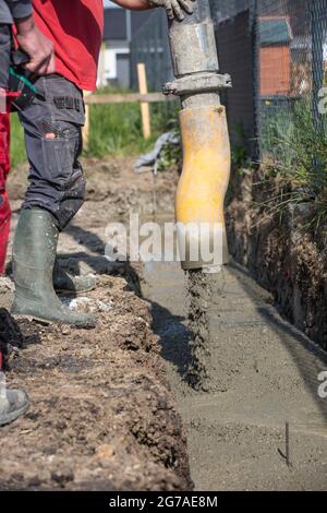 Processo di concretizzazione delle fondamenta della nuova casa, costruzione di un nuovo bungalows, concetto di edifici Foto Stock