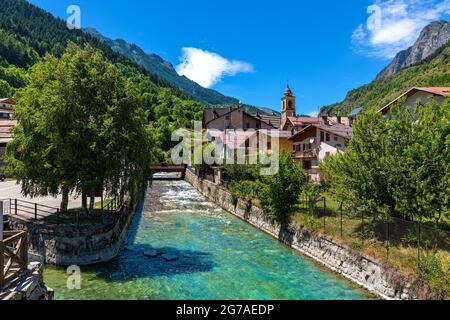 Fiume Alpino e piccola città di Pietracorzio sotto il cielo blu in Piemonte, Italia settentrionale. Foto Stock