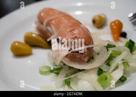 Utopenec Sour sottaceto di salsiccia con cipolle e peperoni caldi Foto Stock