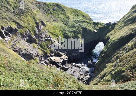 La padella dei Devils sul sentiero costiero da Cadgwith al Lizard in Cornovaglia, Regno Unito Foto Stock