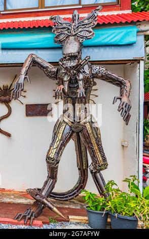 Surat Thani Thailandia 26. Mai 2018 Samui robot giganteschi mostri robot fatto di parti metalliche sull'isola di Koh Samui in Thailandia. Foto Stock