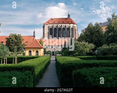 Giardino Francescano o Frantiskanska Zahrada a Praga, Repubblica Ceca, con la Chiesa di nostra Signora delle Nevi, chiamata anche Kostel Panny Marie Snezne Foto Stock