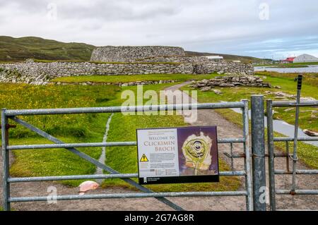 Un cartello di benvenuto all'entrata del Clickimin Broch sulla riva sud di Clickimin Loch, Lerwick, Shetland. Foto Stock