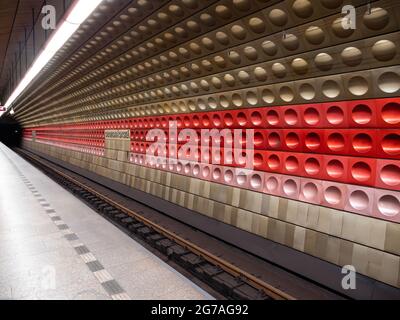 Praga, Repubblica Ceca - 4 luglio 2021: Stazione di Staromestska Metrro nel centro storico di Praha. Foto Stock