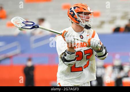 Syracuse, New York, Stati Uniti. 20 Marzo 2021. Il centrocampista arancione di Syracuse Tucker Dordevic (23) passa la palla contro i crociati della Santa Croce durante la prima metà di una partita di lacrosse degli uomini dell'NCAA sabato 20 marzo 2021 al Carrier Dome di Syracuse, New York. Syracuse ha vinto 15-6. Rich Barnes/CSM/Alamy Live News Foto Stock