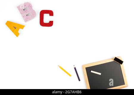 Torna a Scuola attrezzature ABC lettere & Lavagna su sfondo bianco Foto Stock