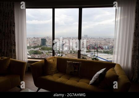 Vista dall'appartamento sulla città di Istanbul, sullo sfondo si può vedere il Mar di Marmara. Foto Stock