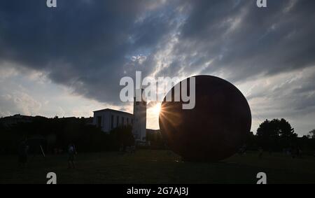 Brno, Repubblica Ceca. 12 luglio 2021. Un gigantesco modello gonfiabile del pianeta Marte è esposto dal Brno Observatory and Planetarium sulla Cow Mountain a Brno, Repubblica Ceca, il 12 luglio 2021. Credit: Igor Zehl/CTK Photo/Alamy Live News Foto Stock