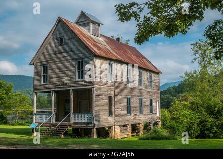 Vecchia chiesa storica usata anche come una scuola in un tempo ancora in piedi lungo il fiume Hiawassee in Reliance Tennessee in una giornata di sole luminoso in tarda somma Foto Stock