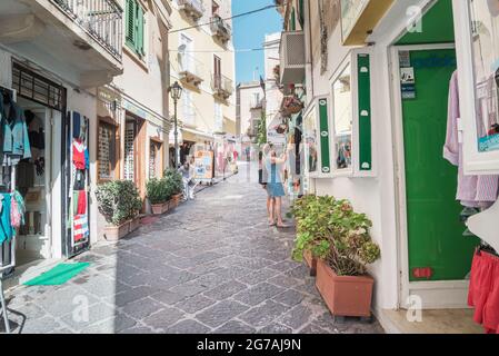 Shopping donna, Lipari Town, Lipari Island, Isole Eolie, Sicilia, Italia Foto Stock