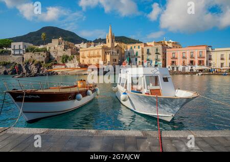 Porto di Marina corta, Lipari, Isola di Lipari, Isole Eolie, Sicilia, Italia Foto Stock