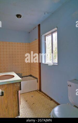 Interno del bagno sporco di una vecchia e abbandonata casa residenziale inabitabile Foto Stock