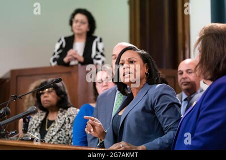 Austin, Texas, Stati Uniti. 8 luglio 2021. LA Rep. NICOLE COLLIER, D-Fort Worth, parla alla stampa di Gov. Gli sforzi di intimidazione dell'elettore di Greg Abbott durante la sessione speciale dell'8 luglio 2021. Credit: Bob Daemmrich/ZUMA Wire/Alamy Live News Foto Stock