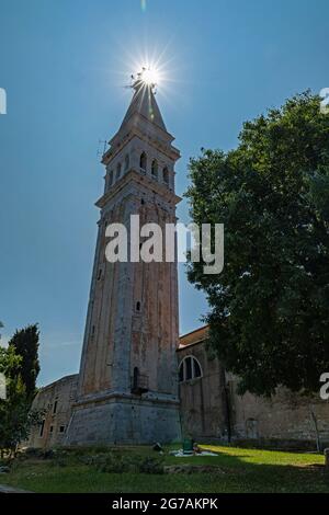 una stella solare in cima al campanile della Chiesa di Sant'Eufemia a Rovigno in Croazia Foto Stock