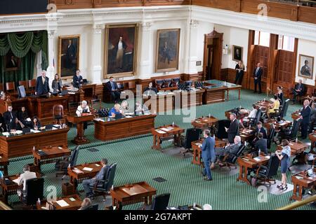 Austin, Texas, Stati Uniti. 8 luglio 2021. Il Senato del Texas si riunisce per circa un'ora e mezza durante la prima sessione speciale chiamata l'8 luglio 2021. I democratici della casa stanno progettando di lasciare lo stato per bloccare i progressi sulla legislazione anti-elettorale martedì. Credit: Bob Daemmrich/ZUMA Wire/Alamy Live News Foto Stock