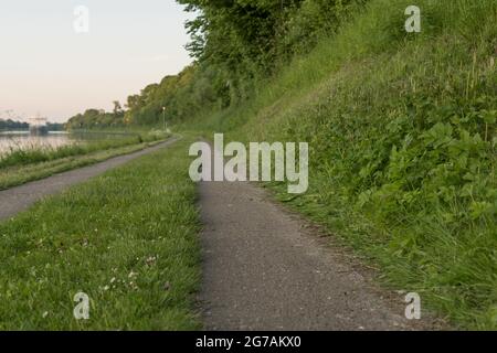 Focus su una pista ciclabile sul canale di Kiel a Landwehr, Germania. Foto Stock