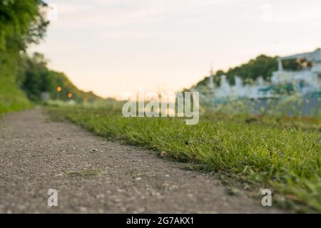 Una pista ciclabile deserta sul canale di Kiel presso il traghetto Landwehr. Foto Stock