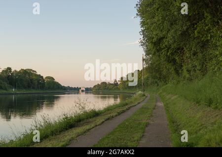 Atmosfera serale sul canale Kiel a Landwehr, Germania. Foto Stock