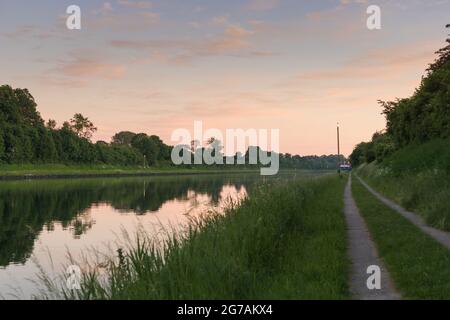 Vista del Fahhraweg sul canale Kiel vicino a Neuwiittenbek, Germania Foto Stock