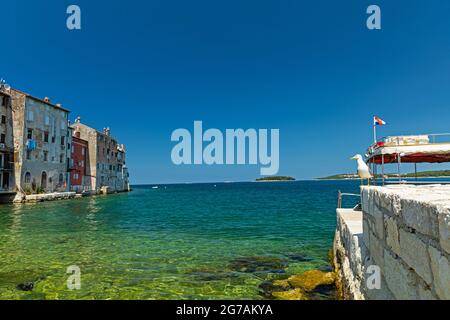 Vista sul mare adriatico a Rovigno in Croazia Foto Stock