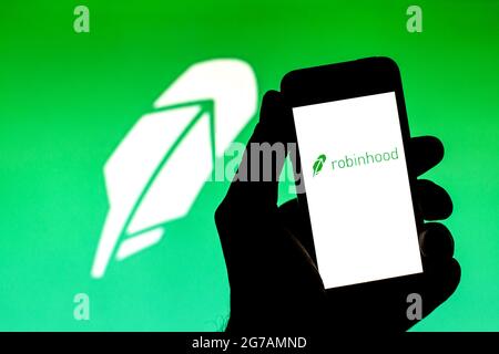 In questa illustrazione, sullo smartphone viene visualizzato il logo Robinhood Markets. Foto Stock